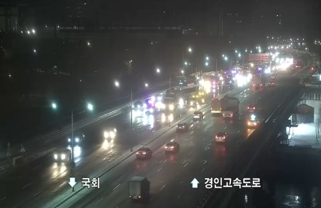 ▲블랙아이스 사고 위험 재난문자 발송, 전날 기습폭설에 빙판길…출근길 추돌사고 잇따라 (출처=서울특별시 교통정보센터 홈페이지)