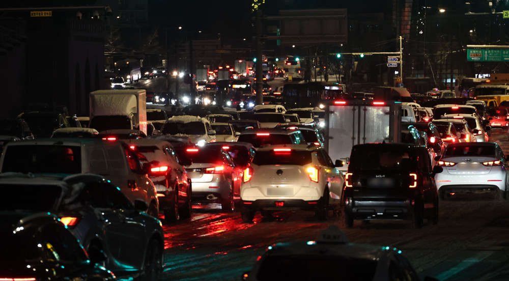▲올겨울 많은 양의 첫눈이 내린 4일 서울 종로구 경복궁역 인근에서 차량이 빙판길에 정체를 빚고 있다. (연합뉴스)