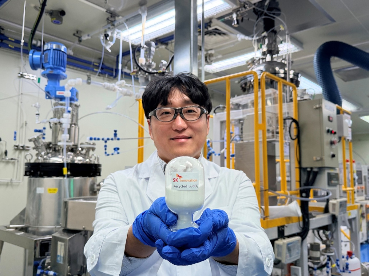 ▲SK이노베이션 환경과학기술원 연구원이 LFP 배터리 재활용 기술을 통해 회수한 탄산리튬(Li₂CO₃)을 소개하고 있다. (SK이노베이션)