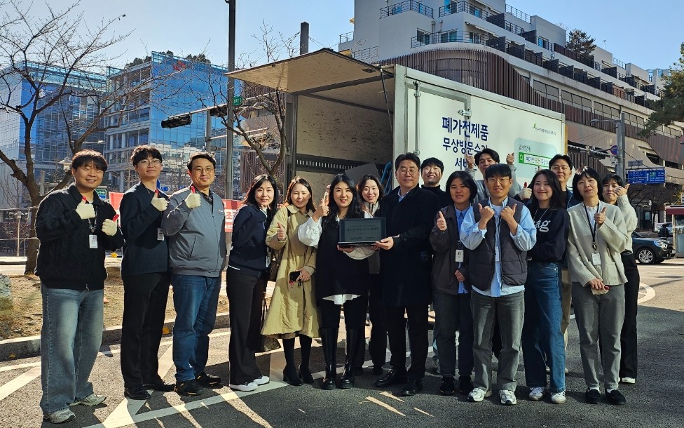 ▲3일 ‘폐전기·전자 제품 수거 캠페인’ 에 참여한판교R&D센터 임직원과 한국환경공단 관계자들이 기념 촬영을 하고 있다. (한화비전)