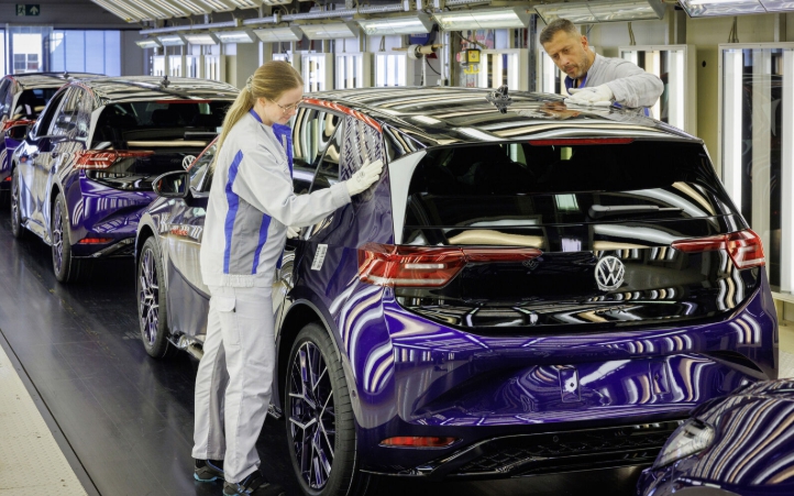 ▲EU가 자동차를 포함한 산업 소비재의 부품을 최대 70%가지 유럽산으로 채우는 산업촉진법을 검토 중인 것으로 알려졌다. 사진은 독일 드레스덴에 자리한 폭스바겐 투명유리공장에서 전기차 ID.3가 생산되는 모습. 