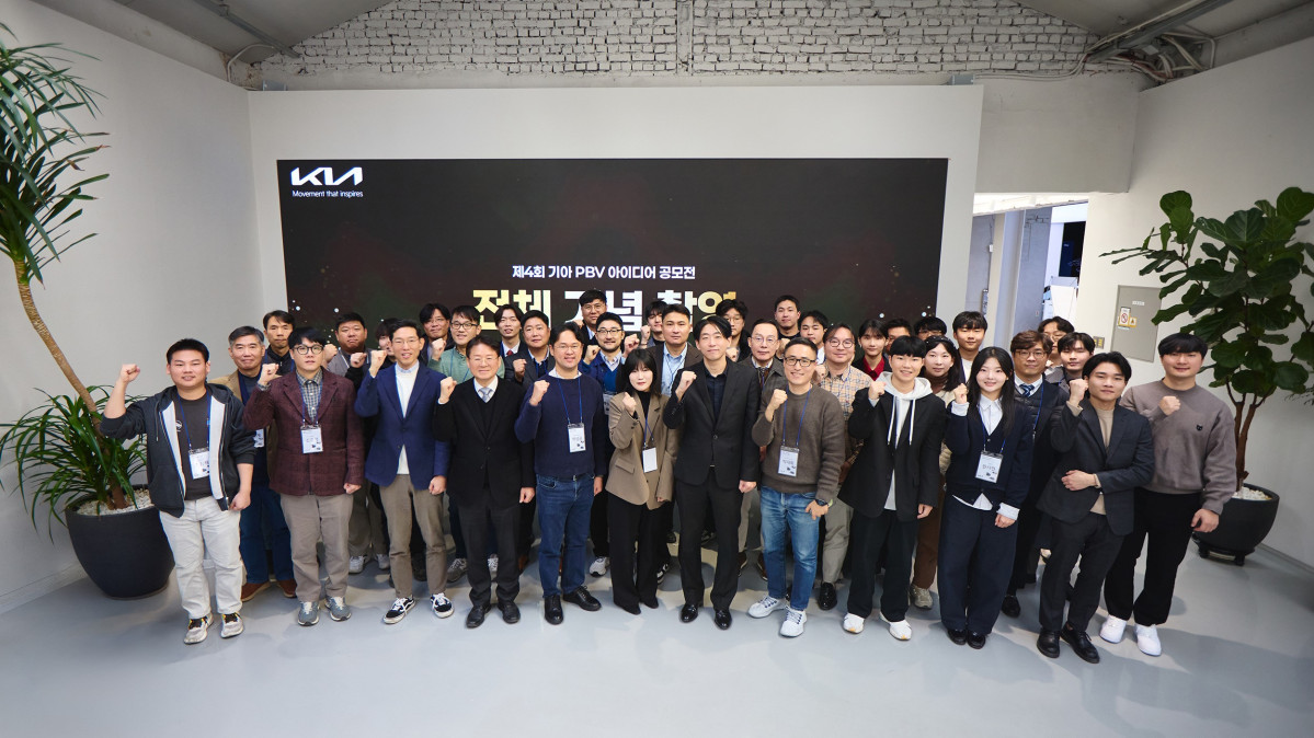 ▲기아 신사업기획실장 강주엽 상무(첫줄 왼쪽에서 3번째), 심사위원을 맡은 김필수 대림대 교수(첫줄 왼쪽에서 4번째)가 '제4회 PBV 아이디어 공모전' 수상자들과 기념 촬영을 하는 모습. (사진=기아)