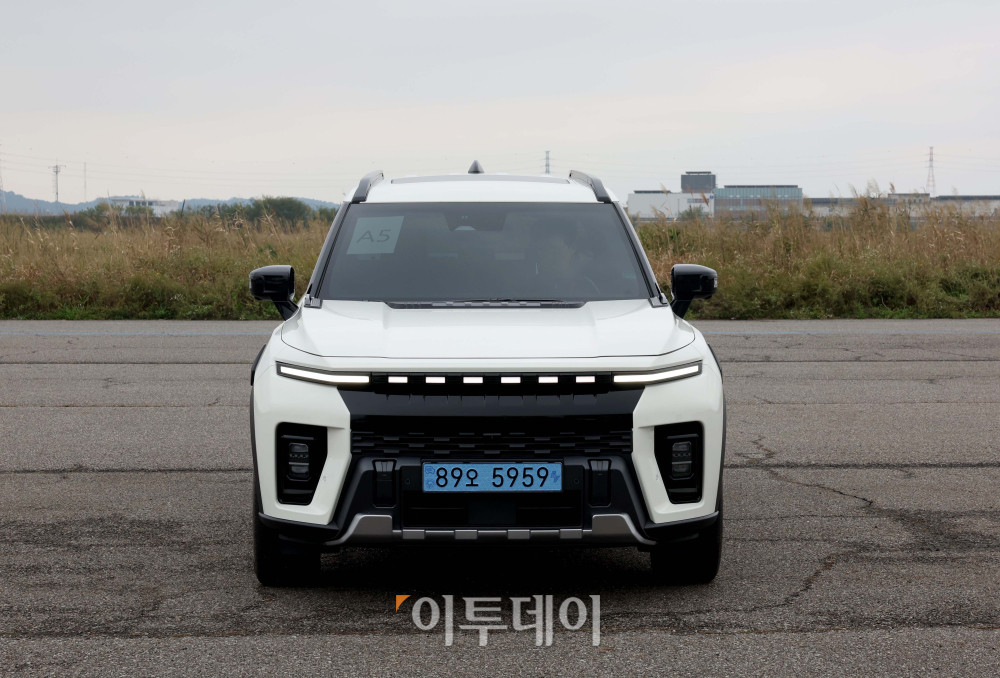 ▲이투데이가 주최하는 ‘2025 대한민국 스마트 EV 대상’ 실차 시승평가가 열린 18일 경기 화성시 한국교통안전공단 자동차안전연구원에서 심사 대상 차량인 KGM 무쏘 EV가 조향성능로에 대기하고 있다. 올해 5회째를 맞이한 대한민국 스마트 EV 대상은 국내 전기차 시장의 성장을 점검하고, 소비자와 생산자가 함께 더 나은 전기차 생태계를 만들어가기 위한 취지로 마련됐다. 국내 출시된 순수 전기차 가운데 기술성, 안전성, 사용자 만족도를 종합적으로 평가해 가장 경쟁력 있는 모델을 선정한다. 평가는 국내 자동차 공학 분야 석학들과 한국전기차사용자협의회가 참여한다. 신태현 기자 holjjak@