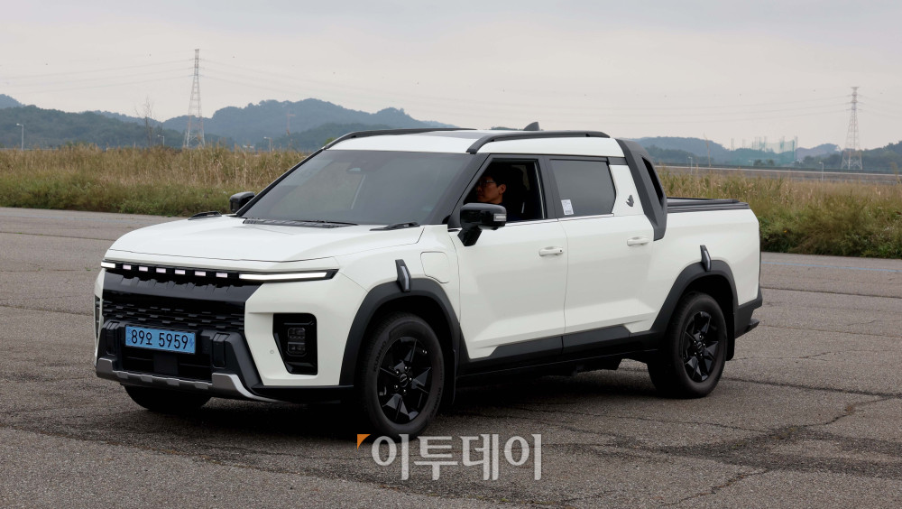 ▲이투데이가 주최하는 ‘2025 대한민국 스마트 EV 대상’ 실차 시승평가가 열린 18일 경기 화성시 한국교통안전공단 자동차안전연구원에서 심사 대상 차량인 KGM 무쏘 EV가 조향성능로에 대기하고 있다. 올해 5회째를 맞이한 대한민국 스마트 EV 대상은 국내 전기차 시장의 성장을 점검하고, 소비자와 생산자가 함께 더 나은 전기차 생태계를 만들어가기 위한 취지로 마련됐다. 국내 출시된 순수 전기차 가운데 기술성, 안전성, 사용자 만족도를 종합적으로 평가해 가장 경쟁력 있는 모델을 선정한다. 평가는 국내 자동차 공학 분야 석학들과 한국전기차사용자협의회가 참여한다. 신태현 기자 holjjak@