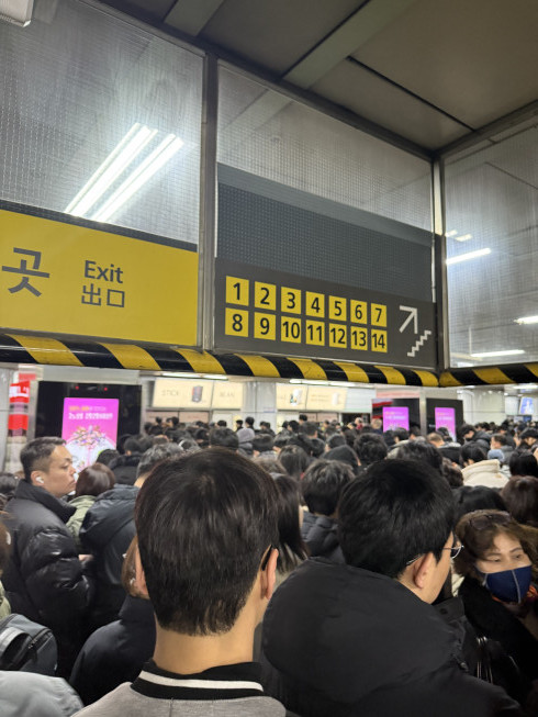 ▲삼성역 코엑스로 출근하는 김태균 씨(32세)가 사당역 지하철 승강장을 찍은 사진