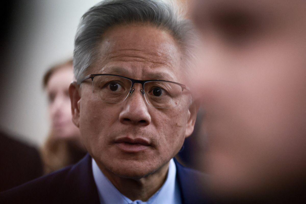 ▲젠슨 황 엔비디아 최고경영자(CEO)가 3일(현지시간) 워싱턴D.C.에서 언론과 대화하고 있다. 워싱턴D.C./로이터연합뉴스