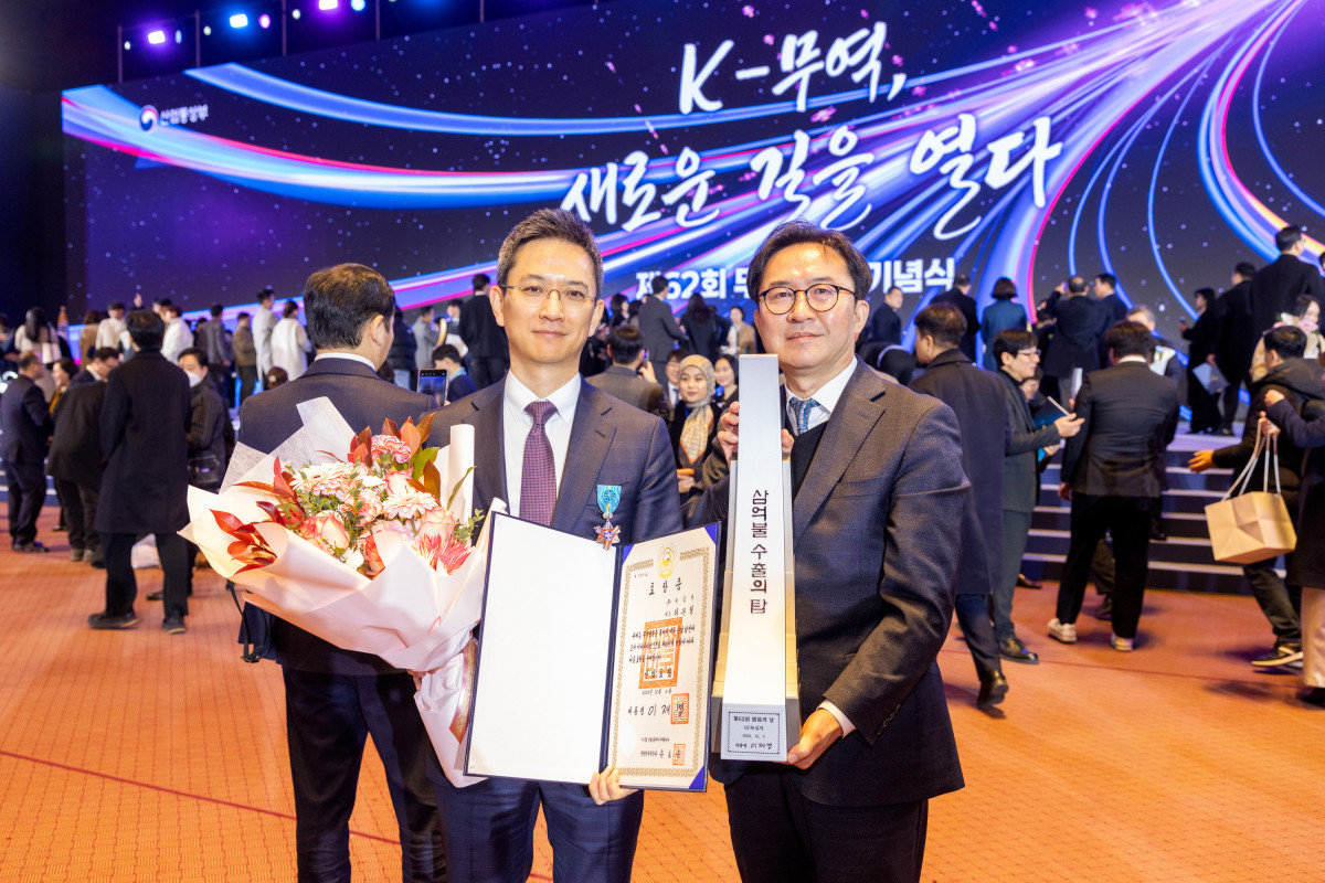 ▲허은철 GC녹십자 대표(왼쪽)와 이우진 GC녹십자 글로벌사업본부장이 4일 수상 후 기념 촬영하고 있다.  (사진제공=GC녹십자)