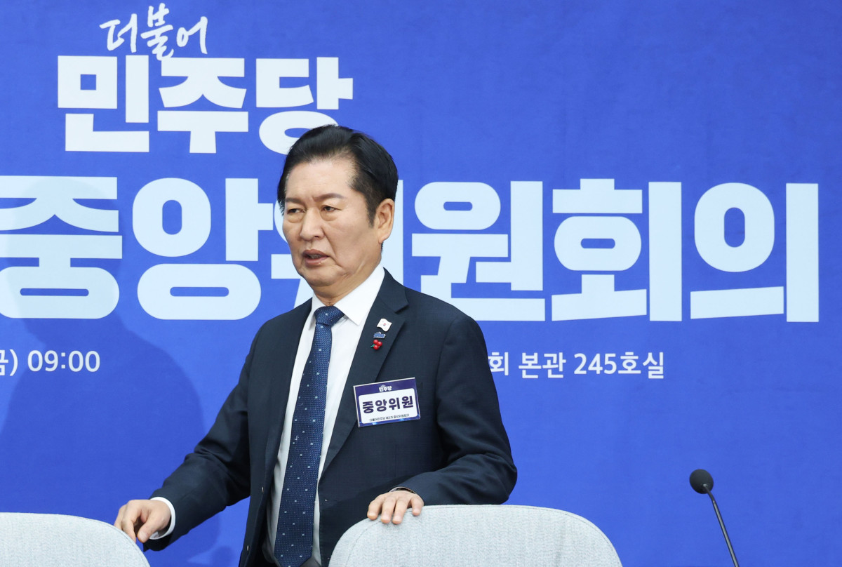 ▲더불어민주당 정청래 대표가 5일 서울 여의도 국회에서 열린 제3차 중앙위 회의에 입장하고 있다. (사진=연합뉴스)