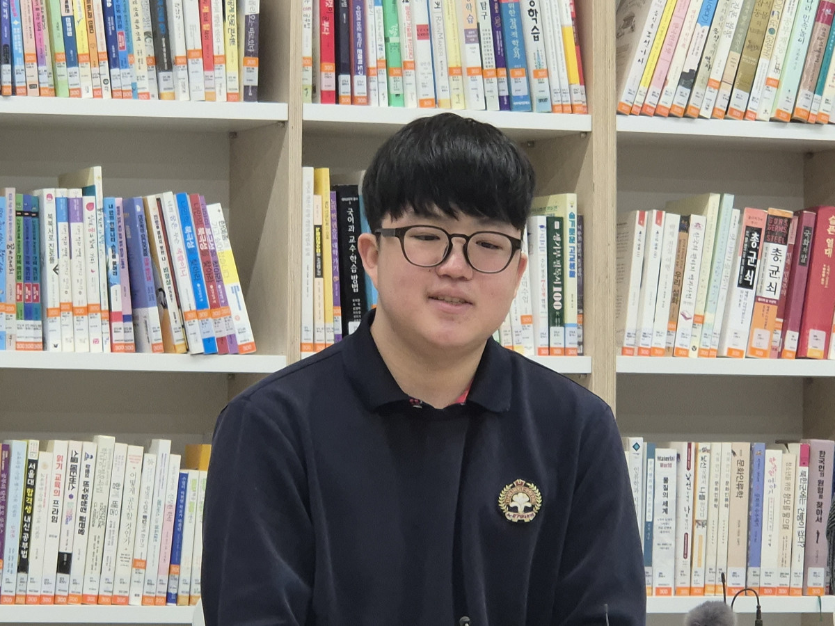 ▲수능 만점을 받은 서울 광진구 광남고등학교 왕정건 군이 5일 언론과 인터뷰를 하고 있다.  (강문정)