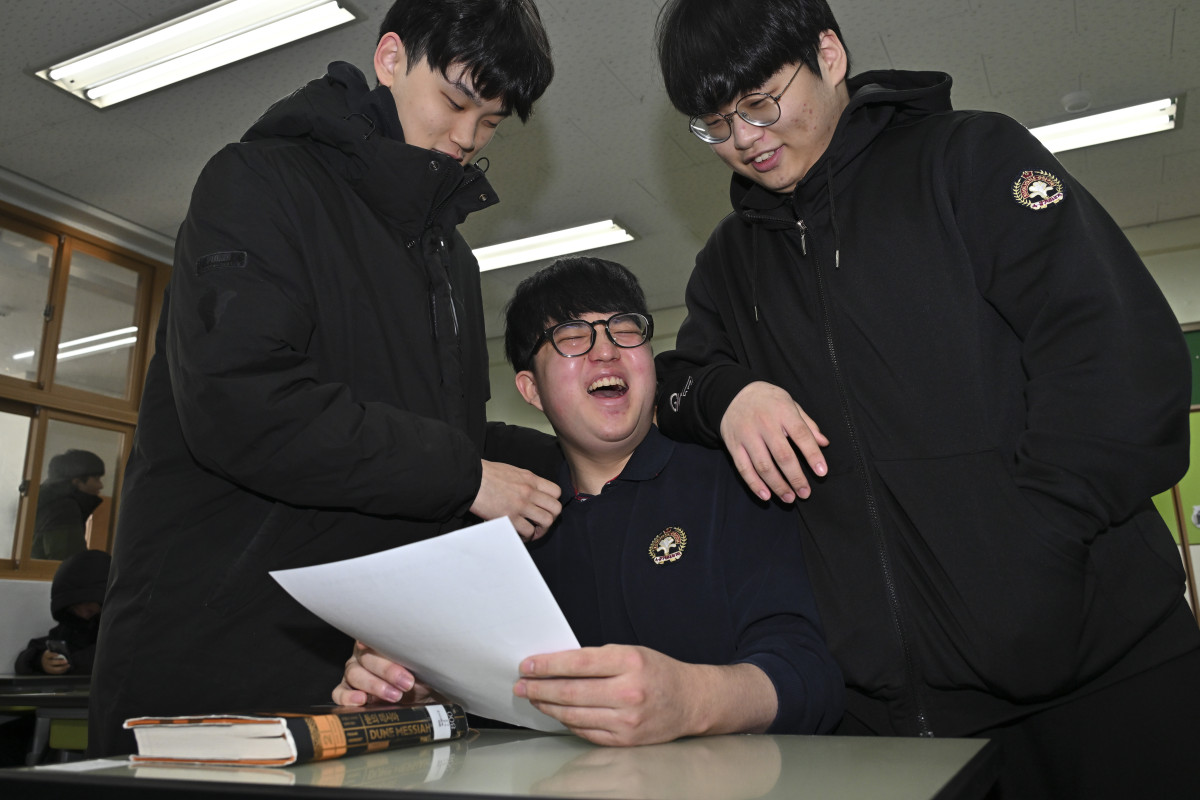 ▲2026학년도 대학수학능력시험 성적표가 배부된 5일 서울 광진구 광남고등학교에서 수능 만점을 받은 왕정건 군이 친구들의 축하를 받고 있다. (연합뉴스)