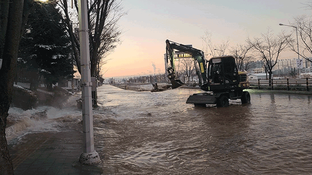▲수원시 권선구 탑동지하차도 인근 대로변에서 5일 새벽 상수도관이 파열해 도로에 물이 고이는 사고가 발생했다. (경기도소방재난본부)