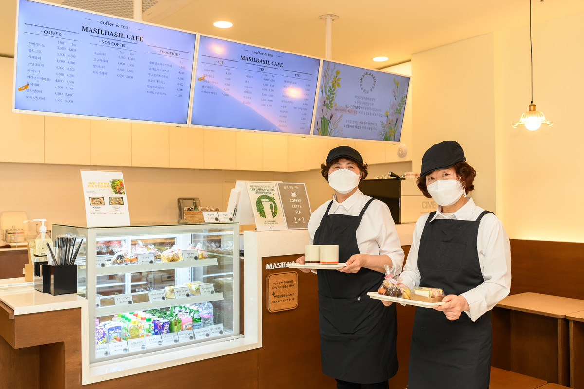 ▲양천구 어르신 일자리 ‘시니어 카페’ 근무 전경 (양천구청)