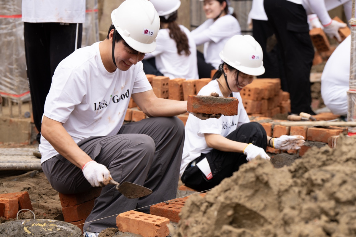 ▲LG전자 라이프스굿 봉사단 미얀마 봉사 활동 모습.(LG전자 제공)