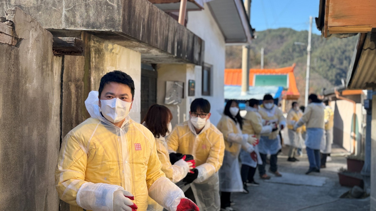 ▲사진2_(주)아성다이소 임직원들이 강원도 도계지역에서 난방연료 지원을 위해 연탄을 나르고 있다. (사진제공=아성다이소)