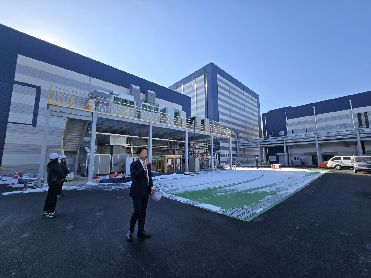 ▲4일 한울소재과학·JKM 세종캠퍼스에서 김경준 JK벤처스 이사회 의장이 공장을 소개하고 있다.  (정수천 기자 int1000@)