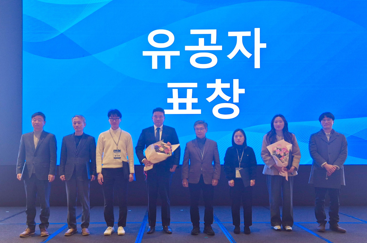 ▲최민석 스틸싸이클  부회장(사진 좌측에서 4번째)이 _2025년 사업장폐기물 관리 담당자 역량강화 워크숍에서 기후에너지환경부장관상을 수상했다. (고려아연)