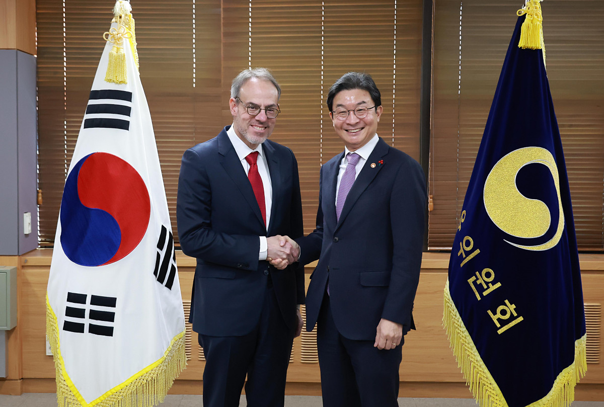 ▲이억원 금융위원장이 5일 오전 서울 종로구 정부서울청사에서 데이비드 A. 자폴스키 아마존(Amazon) 수석부회장(Senior Vice President David A. Zapolsky)과 면담을 통해 금융 AI 생태계 정착을 위한 금융보안 협력방안을 논의했다. (사진제공=금융위원회)