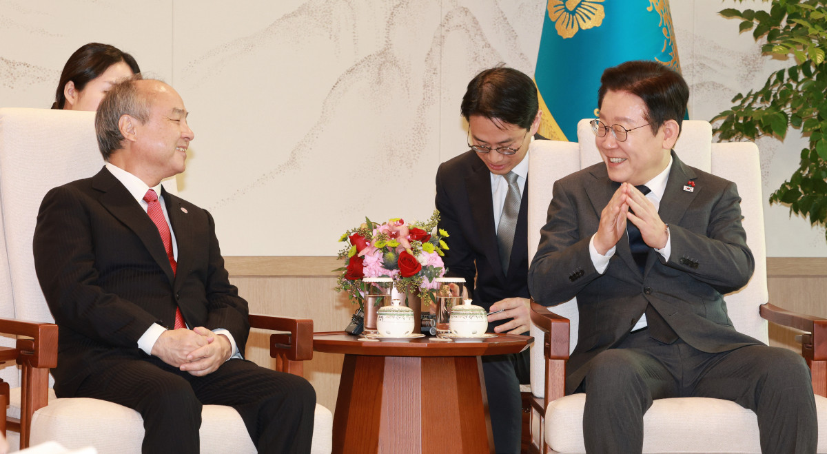 ▲이재명 대통령이 5일 서울 용산 대통령실 청사에서 손정의 소프트뱅크그룹 회장 접견에 앞서 악수하고 있다. 2025.12.05.  (뉴시스)