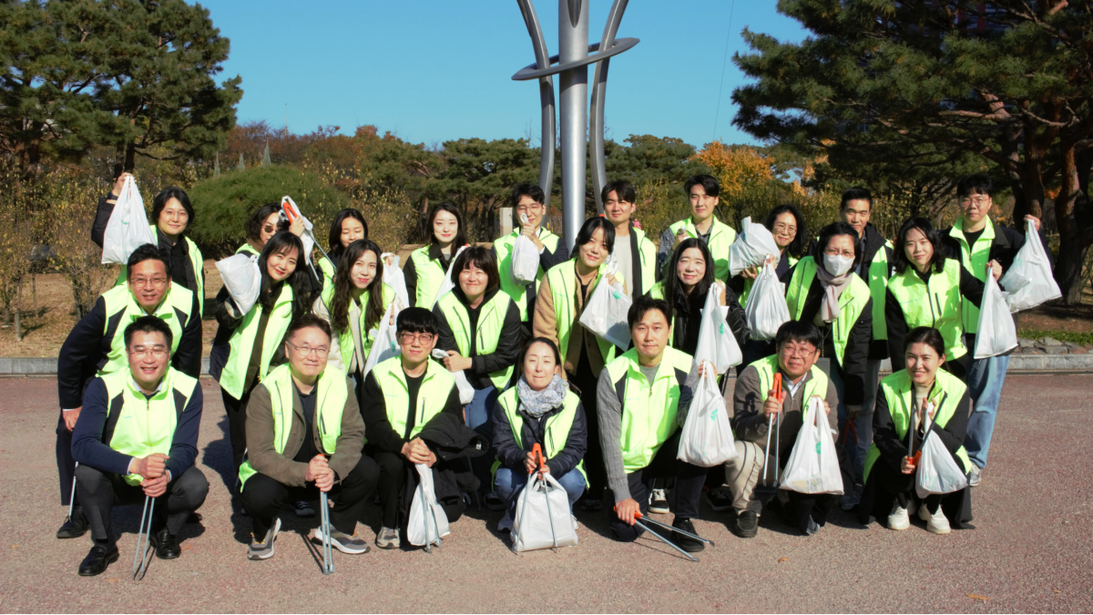 ▲NH-아문디(Amundi)자산운용 임직원들이 지난달 서울 여의도 한강공원에서 플로깅 활동을 실시하며 기념촬영을 하고 있다. 사진=NH-아문디자산운용
