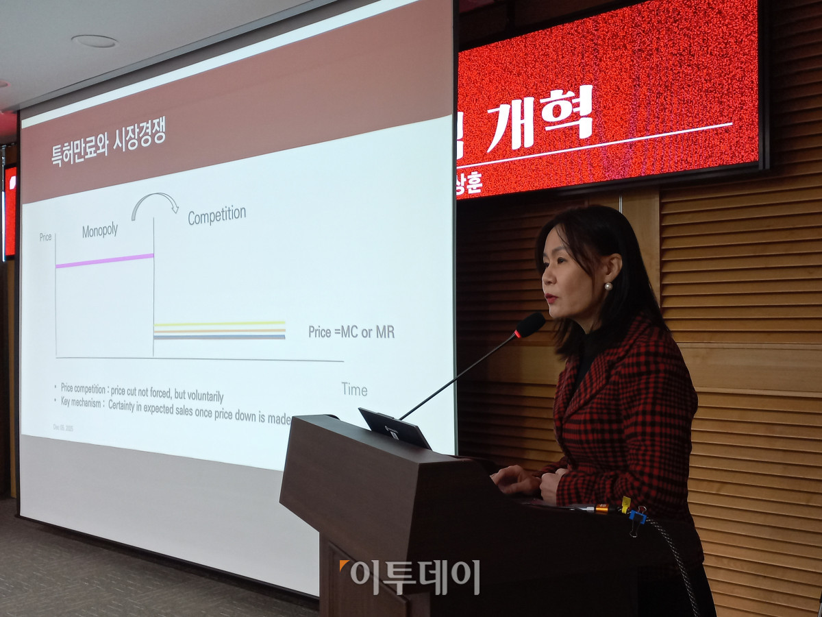 ▲5일 서울 영등포구 국회의사당에서 안상훈 국민의힘 의원이 주최한 ‘건강보험 재정 효율화와 제약산업 육성을 위한 약가정책 개혁’ 정책 토론회에 참석한 권혜영 목원대학교 보건의료행정학과 교수가 발표 중이다. (한성주 기자 hsj@)