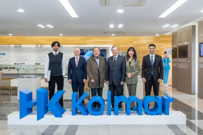 ▲슈뢰더 전 독일 총리 부부, 아랍에미리트 관계자들이 공장투어를 마친 후 기념촬영을 하고 있다. (왼쪽부터)모하메드 알 호사니 아부다비 투자진흥청(ADIO) 최고책임자, 레이먼드 셰플러 HITI(하이티) 대표, 윤동한 한국콜마 회장, 슈뢰더 전 총리, 김소연 슈뢰더-김 재단 이사장, 메이드 알 함마디 EKFS(에미리트-한국 친선협회) 회장. (사진제공=콜마홀딩스)