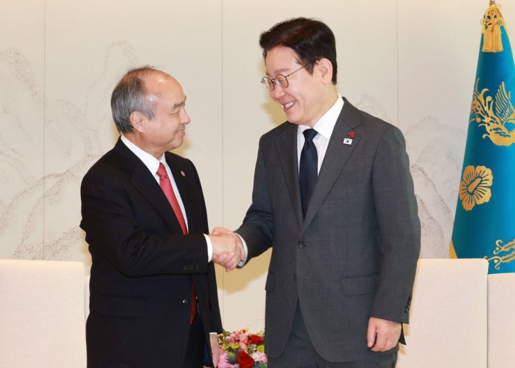 ▲이재명 대통령이 5일 용산 대통령실에서 손정의 소프트뱅크그룹 회장과 면담에 앞서 악수하고 있다. 
 (연합뉴스)