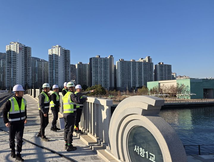 ▲(오른쪽 첫번째)정경구 HDC현대산업개발 대표가 겨울철 안전 관리를 강화하는 차원으로 4일 마산해양신도시 공사 현장에서 경영진 안전 점검을 진행했다. (사진제공=HDC현대산업개발)