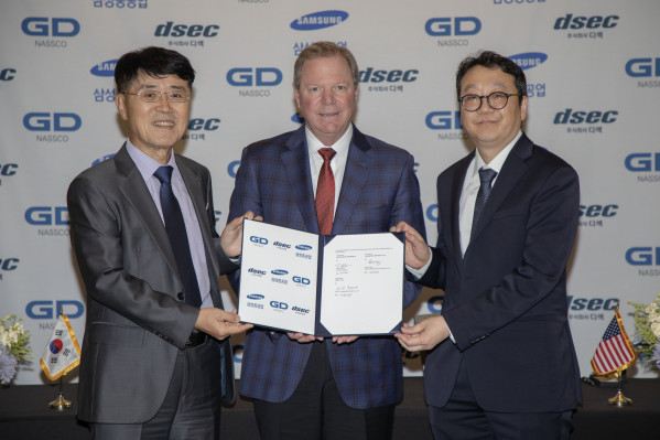 ▲(왼쪽부터)윤석용 디섹 대표이사, 데이브 카버 나스코 사장, 강주년 삼성중공업 미주사업팀장이 3일(현지시간) 미국 뉴올리언스에서 열린 ‘2025 국제워크보트쇼’에서 ‘조선 설계·제조 자동화 및 기술 지원 체계 구축을 위한 합의각서(MOA)’를 체결했다. (사진제공=한국중견기업연합회)