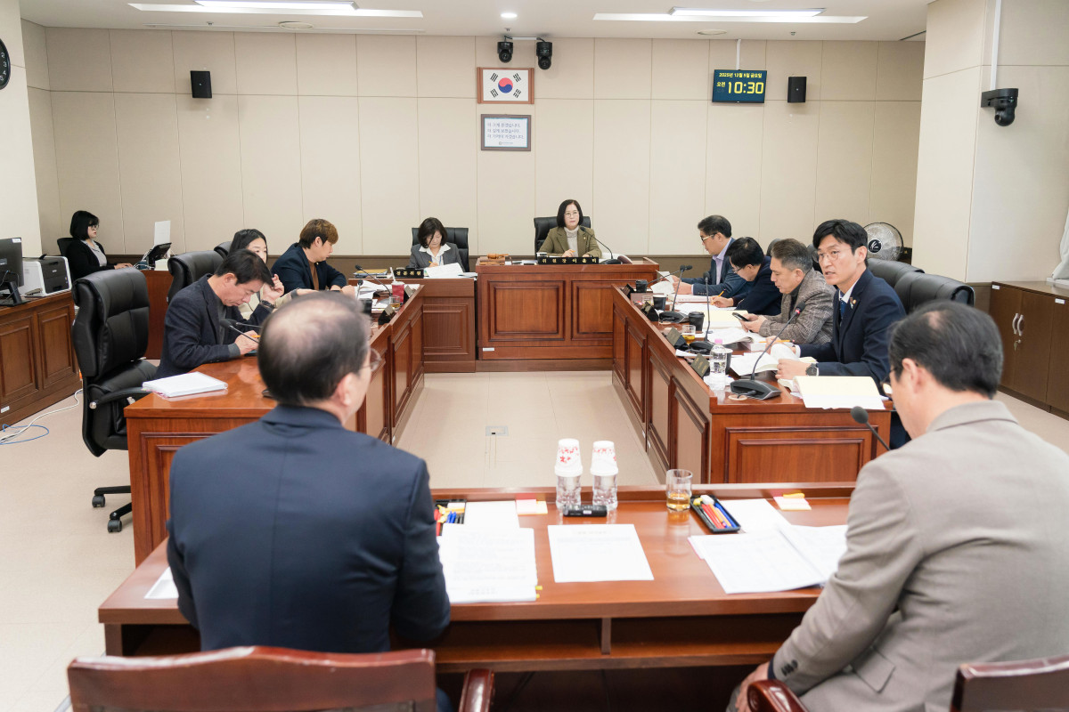 ▲용인특례시의회가 제298회 임시회 개회를 앞두고 의회운영위원회 회의를 진행하고 있다. (용인특례시의회)