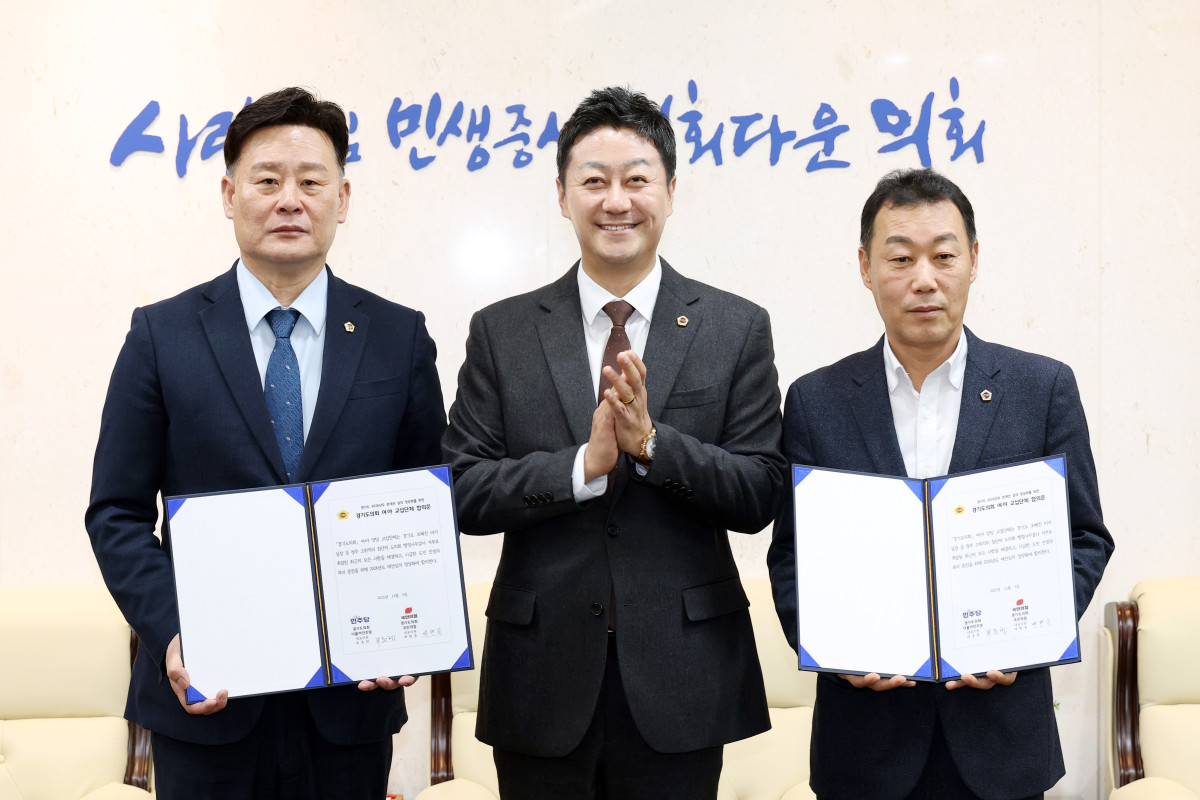 ▲경기도의회 의장실에서 예산심의 정상화를 합의한 뒤 기념촬영을 하고 있다. (경기도의회)