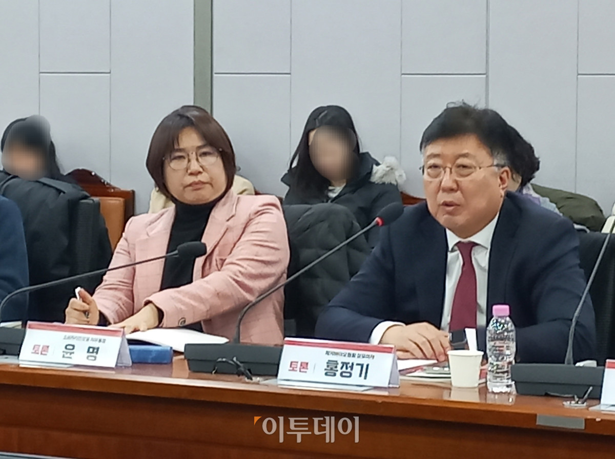 ▲5일 서울 영등포구 국회에서 안상훈 국민의힘 의원 주최로 열린 ‘건강보험 재정 효율화와 제약산업 육성을 위한 약가정책 개혁’ 토론에서 윤명 소비자시민모임 대표(왼쪽)와 홍정기 한국제약바이오협회 상무가 토론 중이다. (한성주 기자 hsj@)