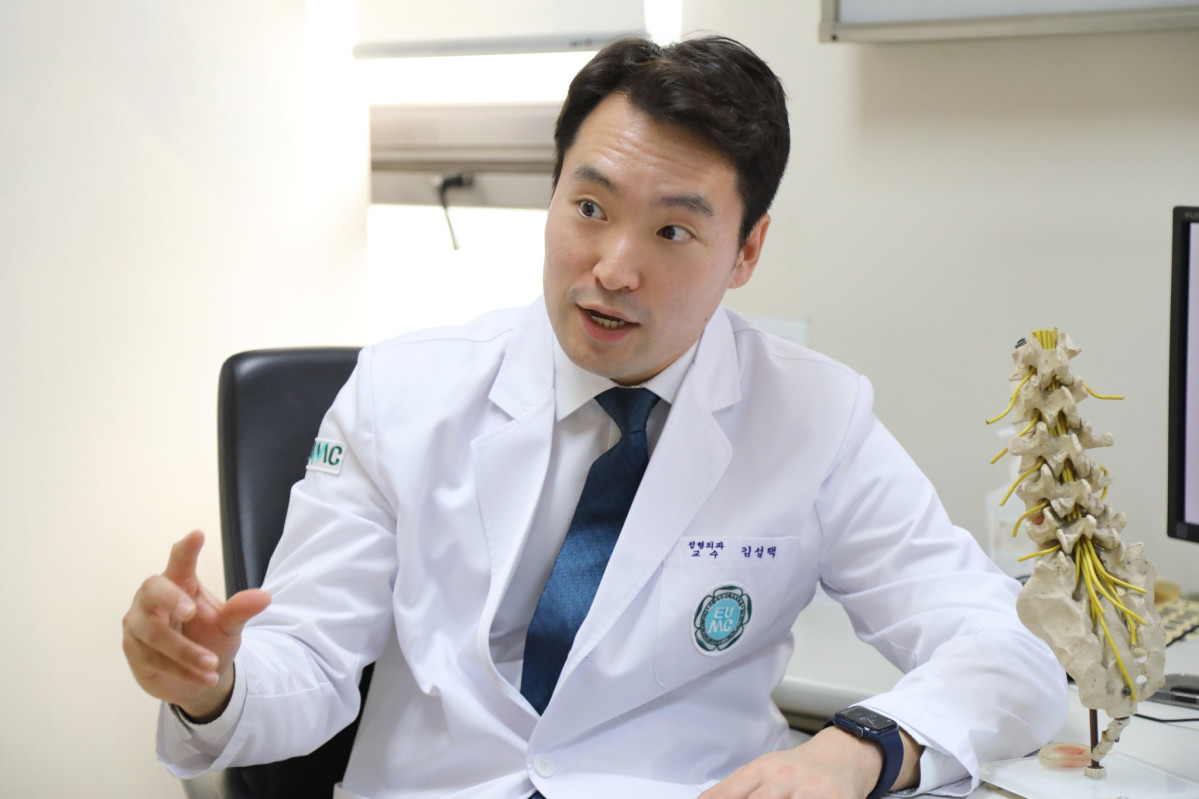 ▲김성택 이대목동병원 정형외과 교수는 최근 본지와 인터뷰를 통해 “현재 노인 척추수술은 과거처럼 ‘위험해서 미루는 치료’가 아니다. 보행·움직임을 회복해 건강수명을 연장하는 치료”라고 강조했다. (사진제공=이대목동병원)