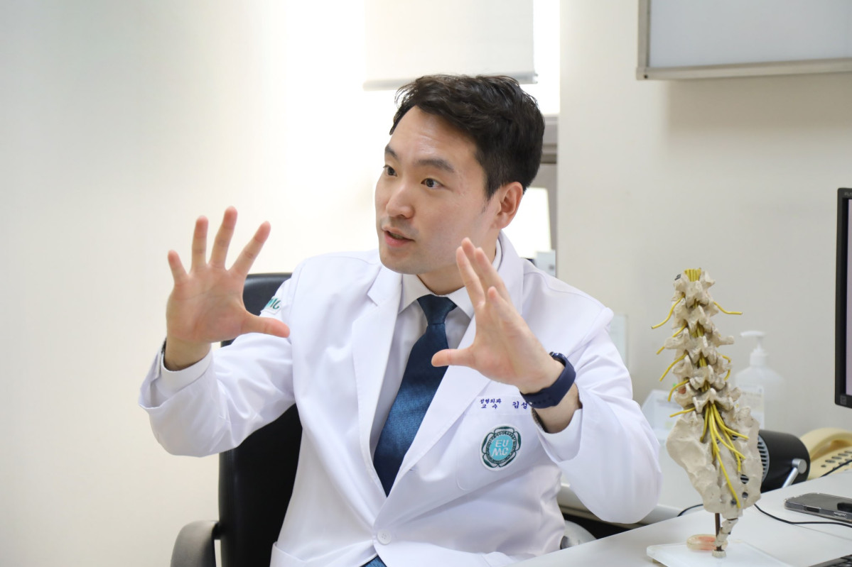 ▲김성택 이대목동병원 정형외과 교수가 본지와 인터뷰를 하고 있다.  (사진제공=이대목동병원)