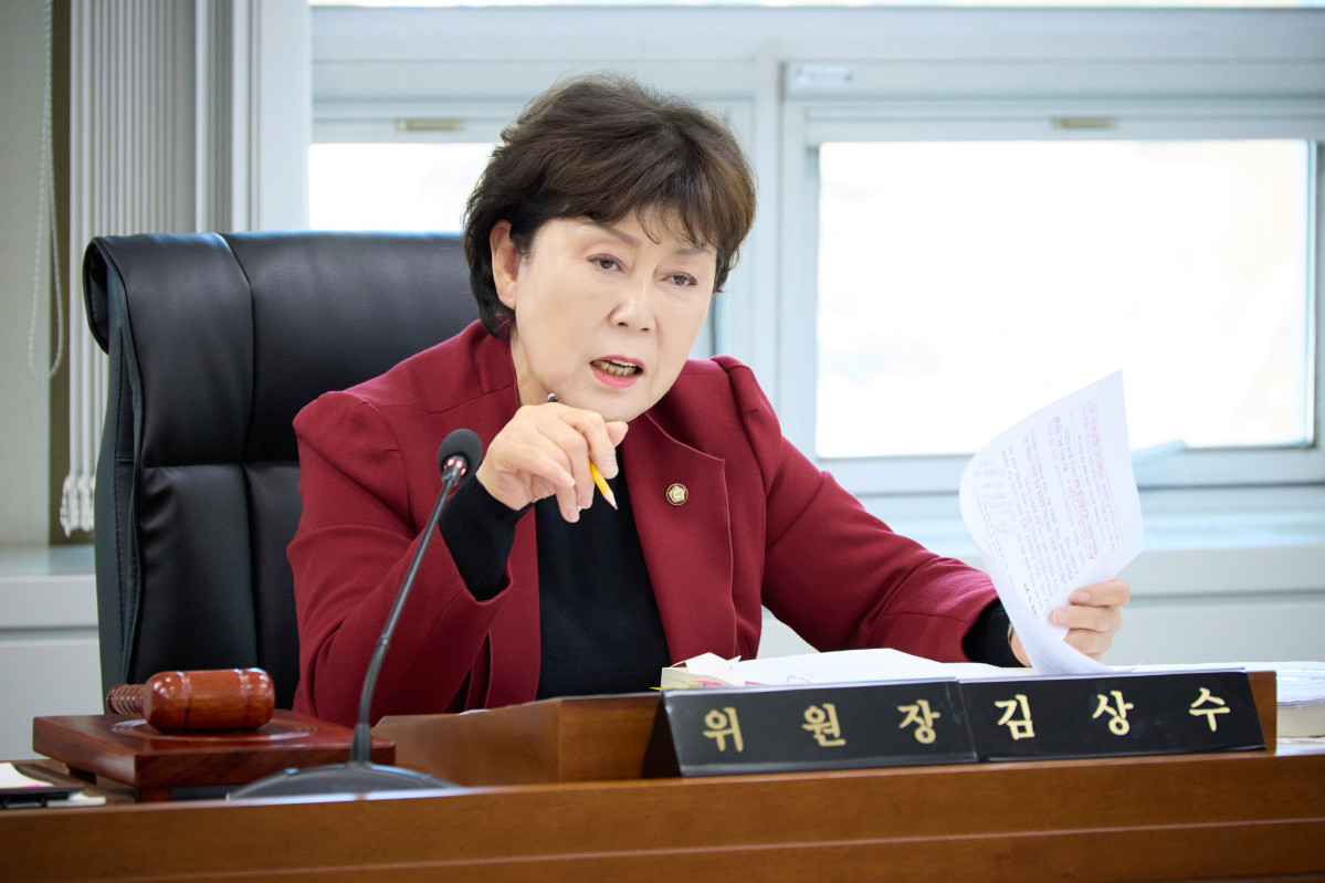 ▲김상수 용인특례시의회 문화복지위원장이 2026년도 예산안 심사에서 생활복지 예산의 실효성을 점검하고 있다. (용인특례시의회)