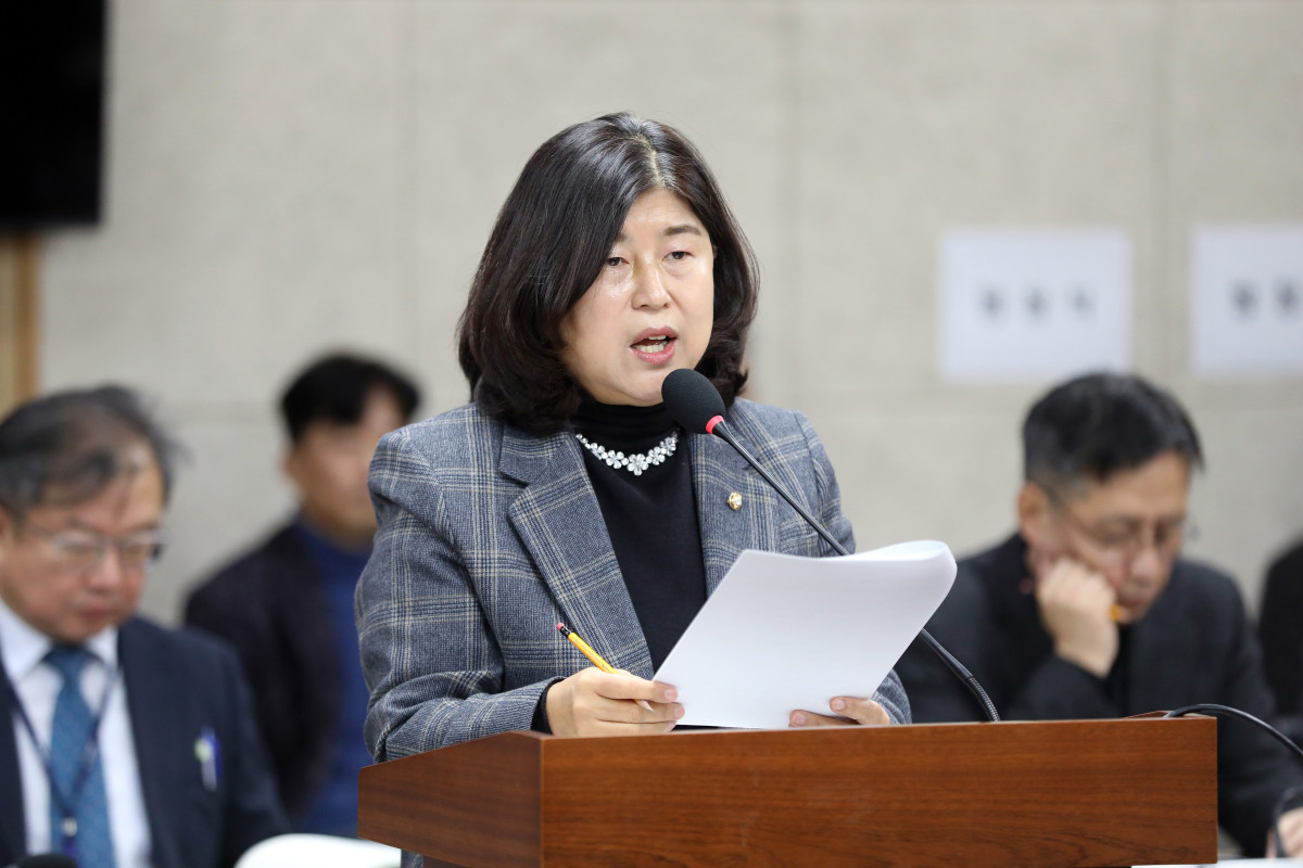 ▲수원특례시의회 도시미래위원회가 ‘수원시 도시브랜드 가치 제고에 관한 조례안’을 심사하고 있다. 조미옥 의원이 대표발의한 조례안은 이날 원안가결됐다. (수원특례시의회)