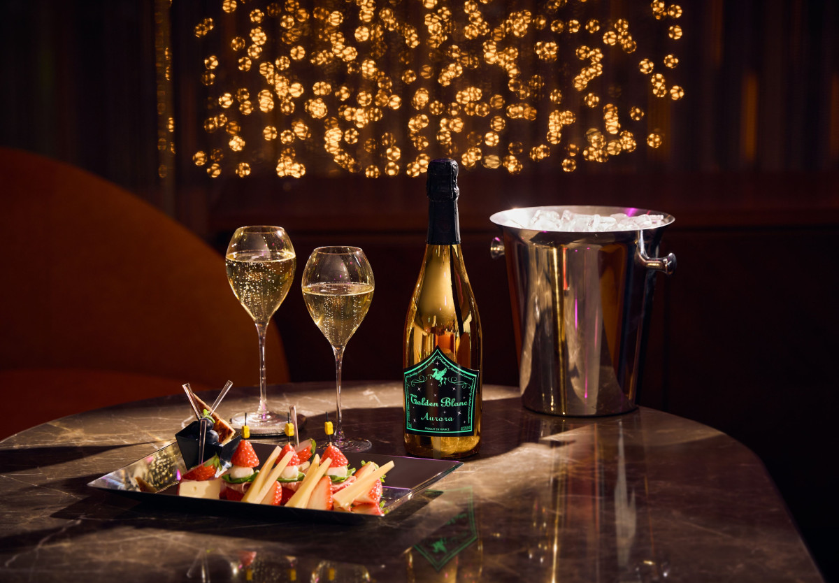 ▲럭스바에서 12월 한정으로 선보이는 스페셜 스파클링 세트 (사진제공=워커힐호텔앤리조트)