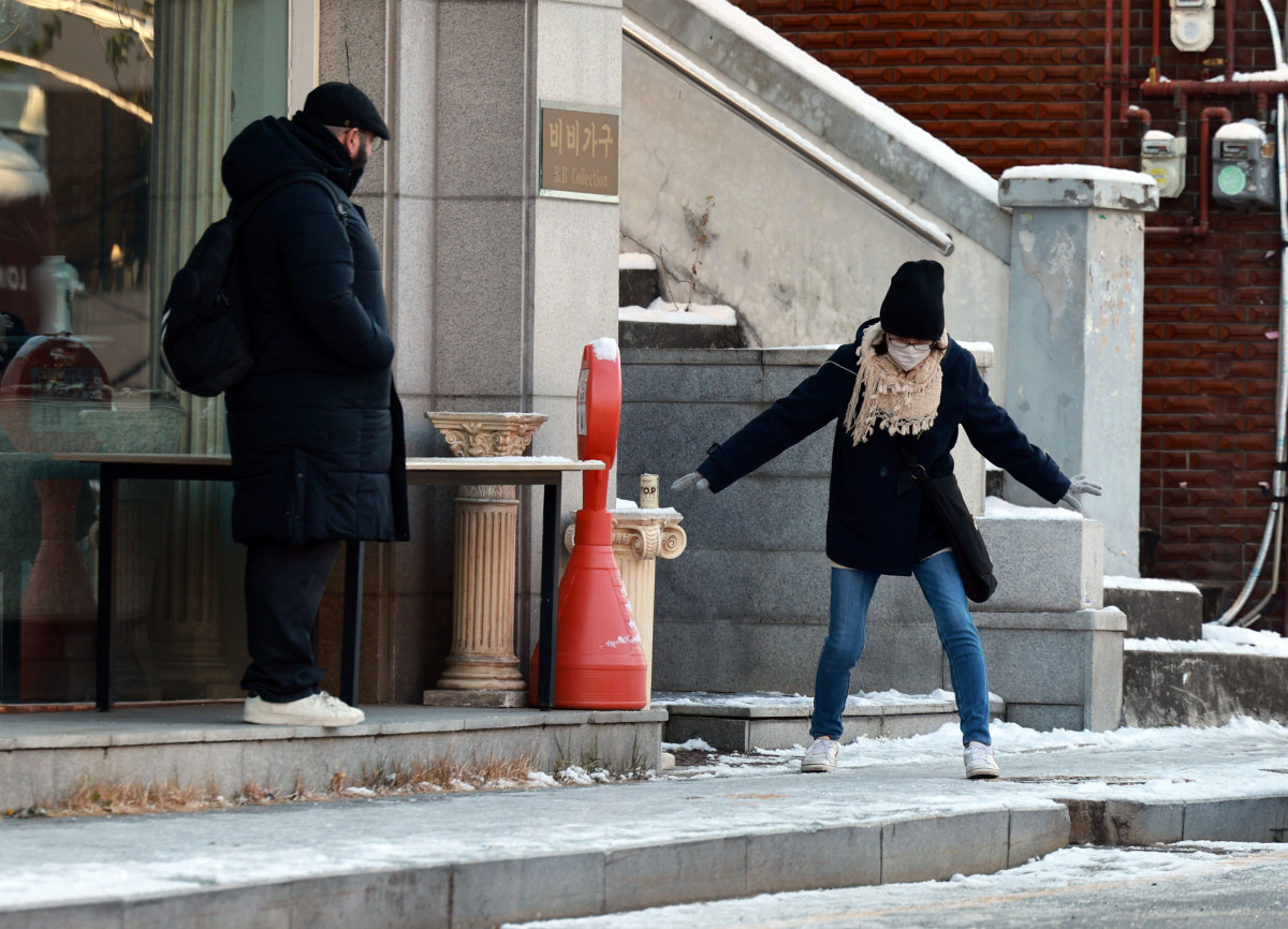 ▲폭설 후 한파로 도로 곳곳이 얼어붙은 5일 서울 이태원역 인근에서 외국인들이 빙판길을 조심히 걷고 있다. (연합뉴스)