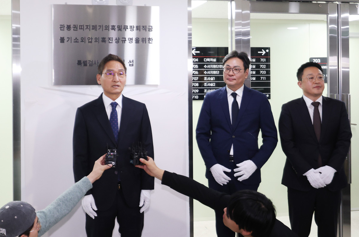 ▲관봉권 띠지 폐기 의혹'과 '쿠팡 퇴직금 불기소 외압 의혹'을 수사할 안권섭 특별검사(왼쪽)가 6일 서초구 사무실에서 열린 특검팀 현판식에서 각오를 말하고 있다. 오른쪽은 김기욱, 권도형 특검보. (연합뉴스)