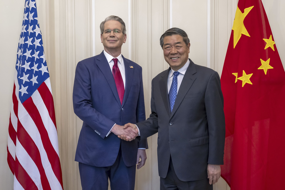 ▲스콧 베선트 미 재무장관(왼쪽)이 지난 5월 스위스 제네바에서 열린 미-중 회담에서 허리펑(何立峰) 중국 부총리와 악수하고 있다.  (AP/뉴시스)