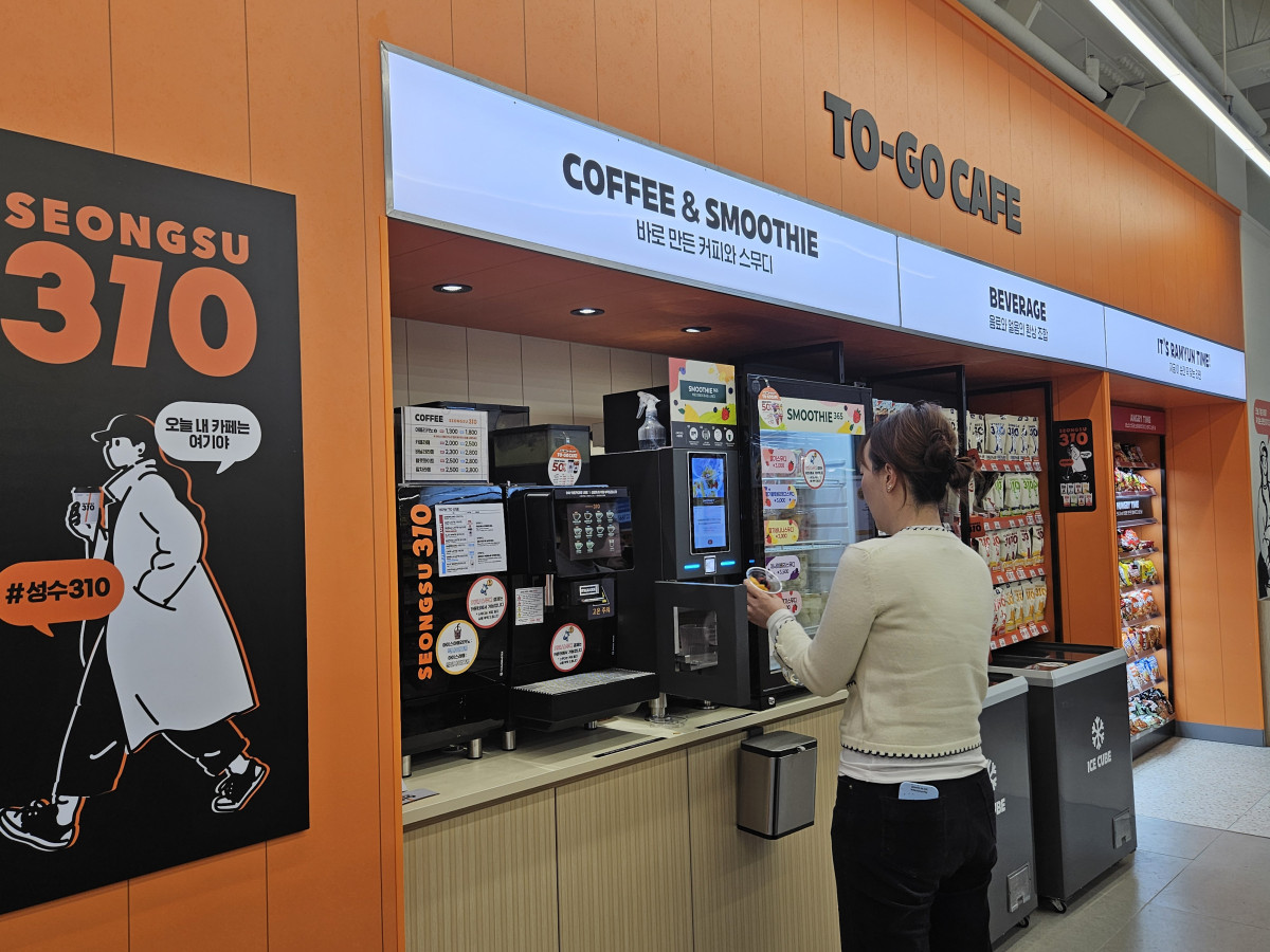 ▲‘이마트24 마곡프리미엄점’ 내 투고 카페 공간. (문현호 기자 m2h@)