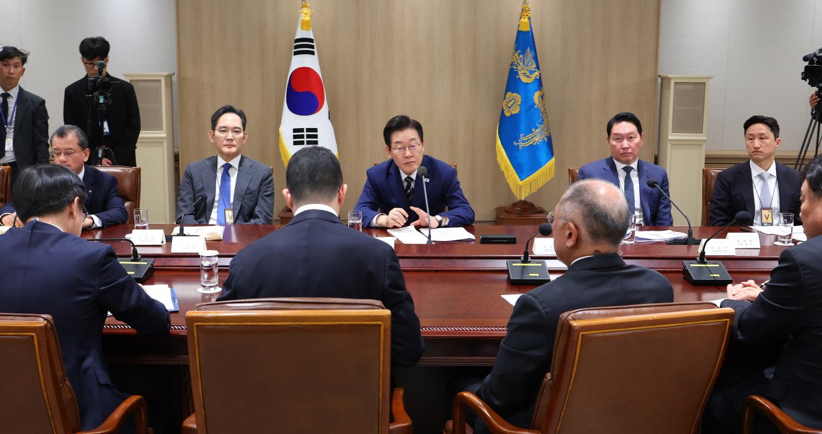 ▲이재명 대통령이 16일 서울 용산 대통령실 청사에서 열린 한미 관세협상 후속 민관 합동회의에 참석하고 있다. (뉴시스)