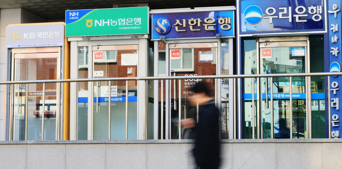 ▲서울 시내에 설치된 은행 ATM기를 시민들이 지나는 모습. (사진=연합뉴스)
