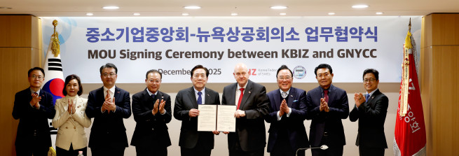 ▲5일 서울 여의도 중소기업중앙회에서 진행된 중기중앙회와 뉴욕상공회의소 업무협약식에서 참석자들이 기념사진을 찍고 있다. 왼쪽 5번째부터 김기문 중기중앙회장과 마크 제피 뉴욕상공회의소 회장. (사진제공=중소기업중앙회)