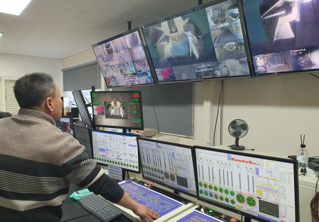 ▲포스코이앤씨 직원이 'AI 기반 콘크리트 품질 예측 및 생산 자동화' 기술이 적용된 작업 과정을 모니터링하고 있다. (사진제공=포스코이앤씨)