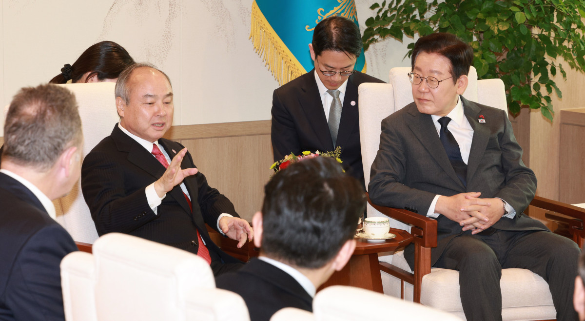 ▲이재명 대통령이 5일 용산 대통령실에서 손정의 소프트뱅크그룹 회장과 면담하고 있다. (연합뉴스)