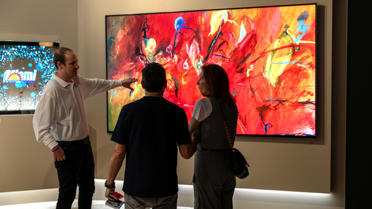 ▲관람객이 삼성 마이크로 RGB에 전시된 린제이 애덤스(Lindsay Adams) 작가의 작품 'Fire This Time'을 감상하고 있다. (사진제공=삼성전자)