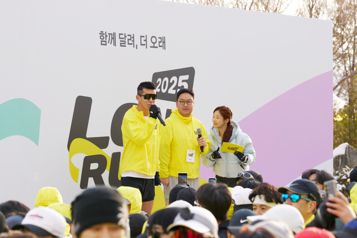 ▲가수 션(맨 왼쪽)이 카카오페이와 함께 6일 오전 경기 하남 미사 경정공원에서 개최한 '롱 런' 기부 마라톤 대회에 참가해 축사하고 있다. 가운데는 차승진 카카오페이 디자인총괄 부사장. (사진=연합뉴스)