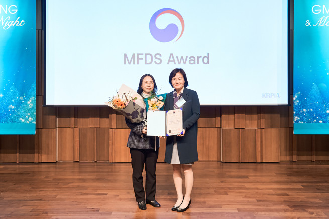 ▲한국애브비 허가등록부 신미현(왼쪽) 이사가 최근 한국글로벌의약산업협회(KRPIA)가 주최한 멤버스 나이트 행사에서 식약처장 표창을 수상했다. (사진제공=한국애브비)