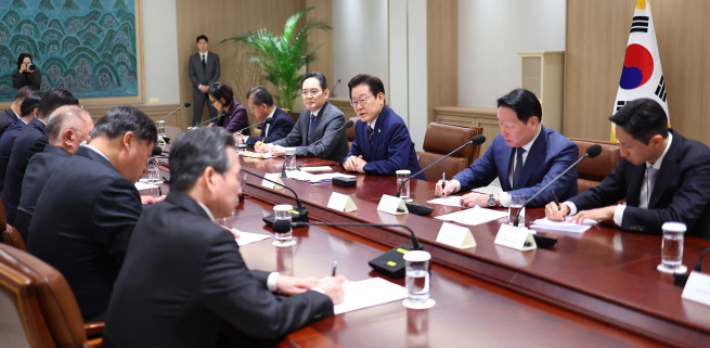 ▲이재명 대통령이 지난달 16일 용산 대통령실에서 열린 한미 관세협상 후속 민관 합동회의에서 발언하고 있다. 오른쪽부터 정기선 HD현대 회장, 최태원 SK그룹 회장, 이 대통령, 이재용 삼성전자 회장, 여승주 한화그룹 부회장, 오현주 국가안보실 3차장. 2025.11.16. (연합뉴스)