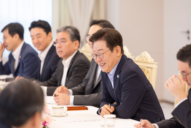 ▲이재명 대통령이 8월 19일 서울 용산 대통령실 청사에서 열린 美日 순방 동행 경제단체 및 기업인 간담회에서 밝게 웃고 있다. 2025.08.19. (뉴시스)